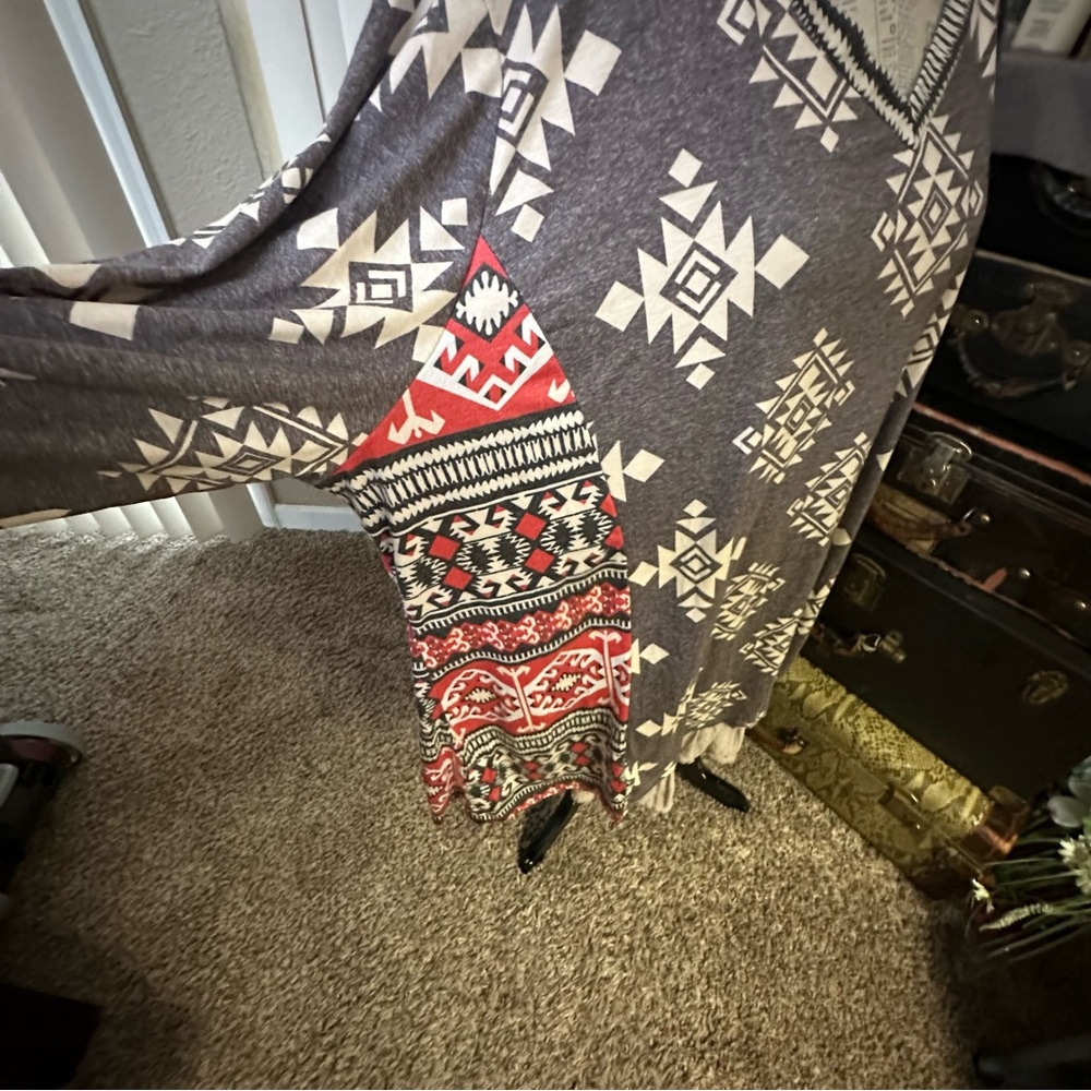 BloomChic Gray and Red Patterned Top - Picture 4 of 12